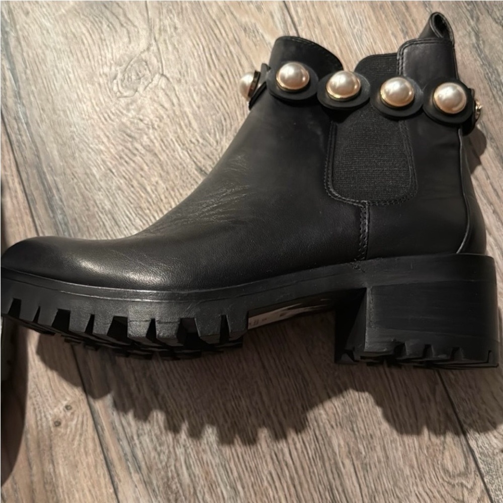 Karl Lagerfeld Black Women's Leather Pearl-Accent Chelsea Boot, Like new
